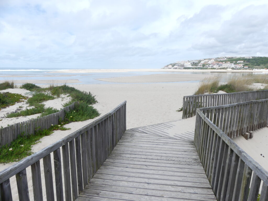 Access to Praia do Bom Successo (2km from the villa)